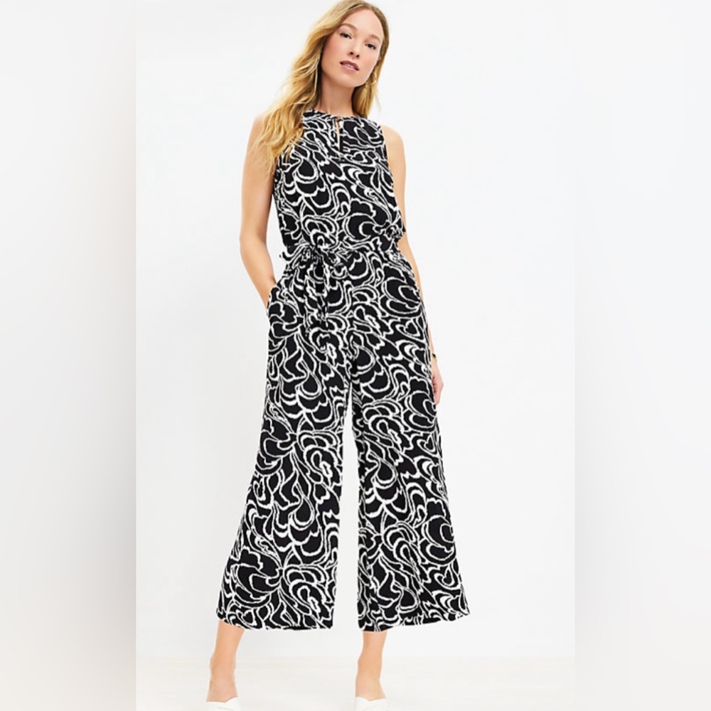 Loft NWT jumpsuit size medium with keyhole front and back closure